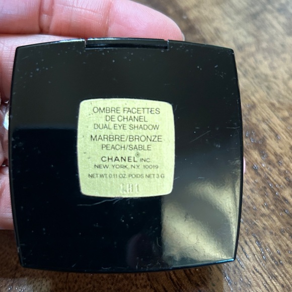 CHANEL Glossy Black Compact peach/sable dual eyeshadow - Picture 3 of 3